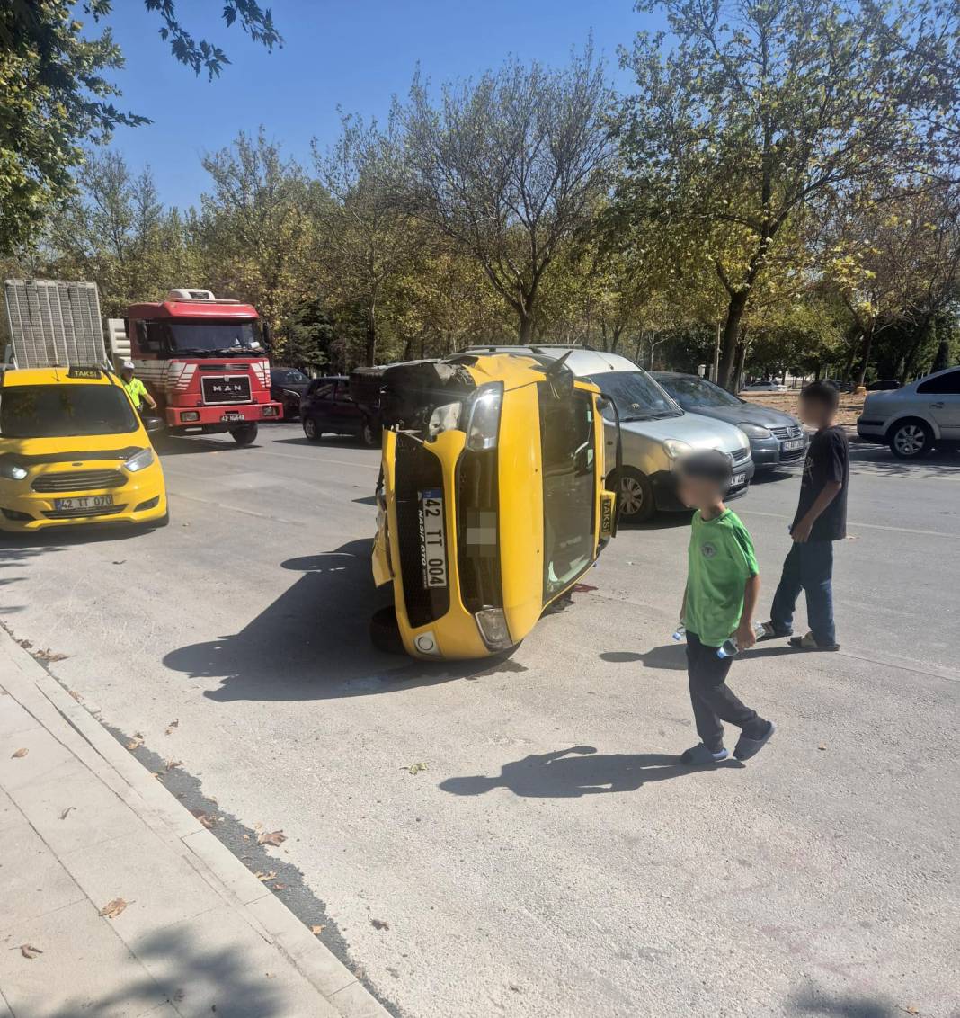 Konya'da 2 araç çarpıştı: Ticari taksi devrildi! 1
